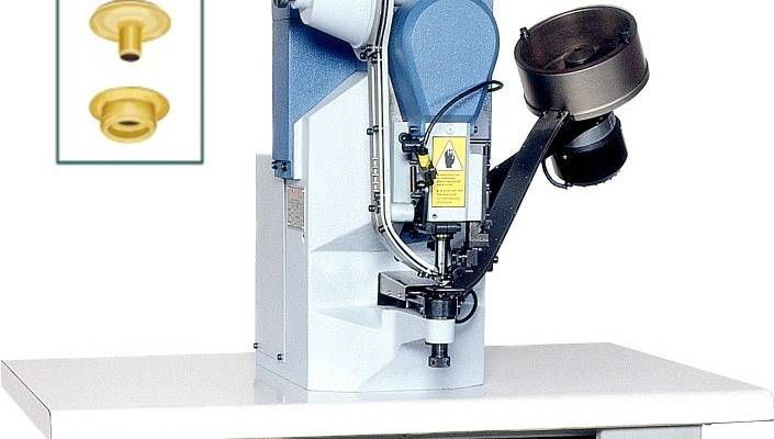 Machine for attaching brooches