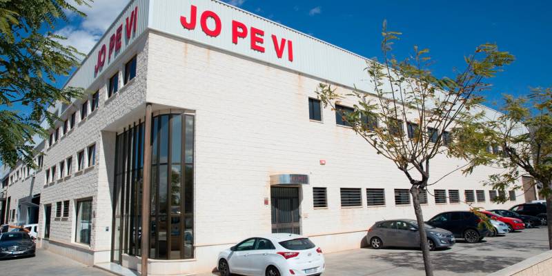 Do you need a pneumatic machine to set eyelets with washers? Rely on JOPEVI, the leading manufacturer of footwear and textile machinery in the international market