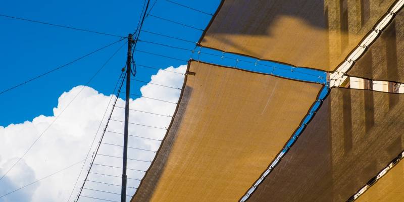 Estas 3 máquinas para poner ollaos en toldos son fáciles de usar y reducen el tiempo de trabajo de un operario