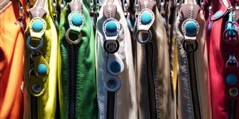 Cómo la maquinaria para poner ollaos impulsa el auge de los bolsos con detalles metálicos